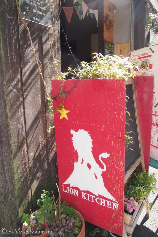 赤地に、きらめく星と雄々しいライオンが印象的な看板。